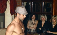 Striper na Dan žena mamio djevojke u Village pubu