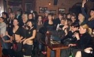 Striper na Dan žena mamio djevojke u Village pubu