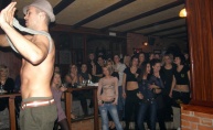 Striper na Dan žena mamio djevojke u Village pubu