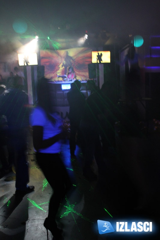 Viktoria Metzker u Night clubu Aruba