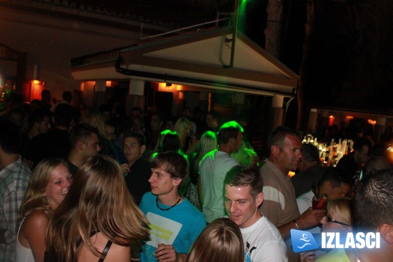 Raspoloženi turisti okupirali Villa Club
