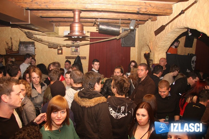 Piratkinje uzburkale Pirate pub