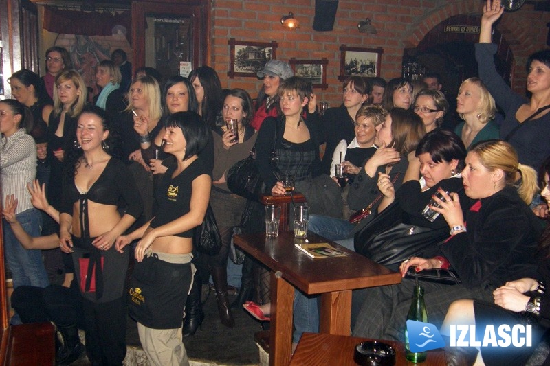 Striper na Dan žena mamio djevojke u Village pubu